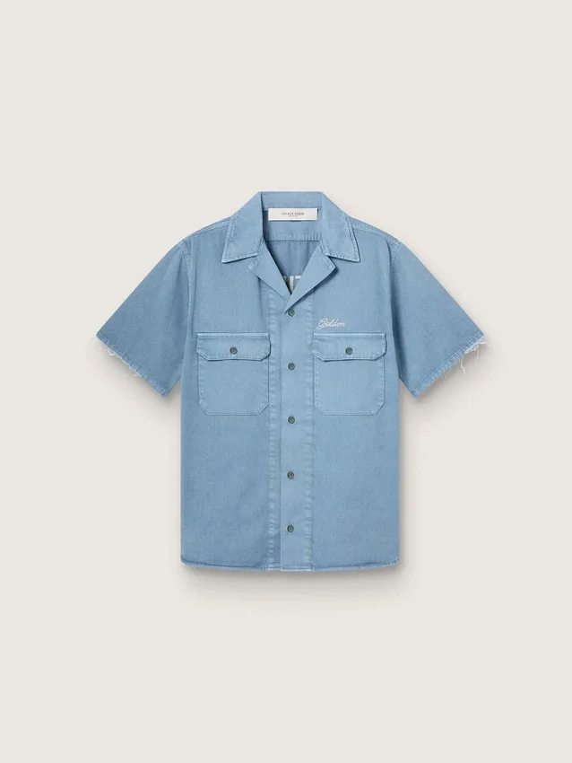Unisex-Hemd aus hellblauem Denim mit Stickerei auf der Rückseite