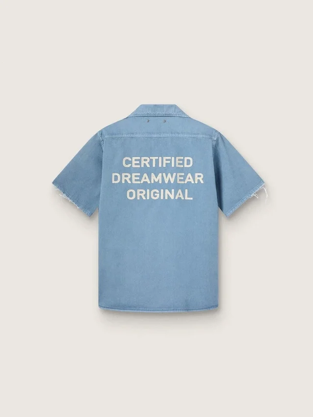 Unisex-Hemd aus hellblauem Denim mit Stickerei auf der Rückseite