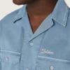 Unisex-Hemd aus hellblauem Denim mit Stickerei auf der Rückseite