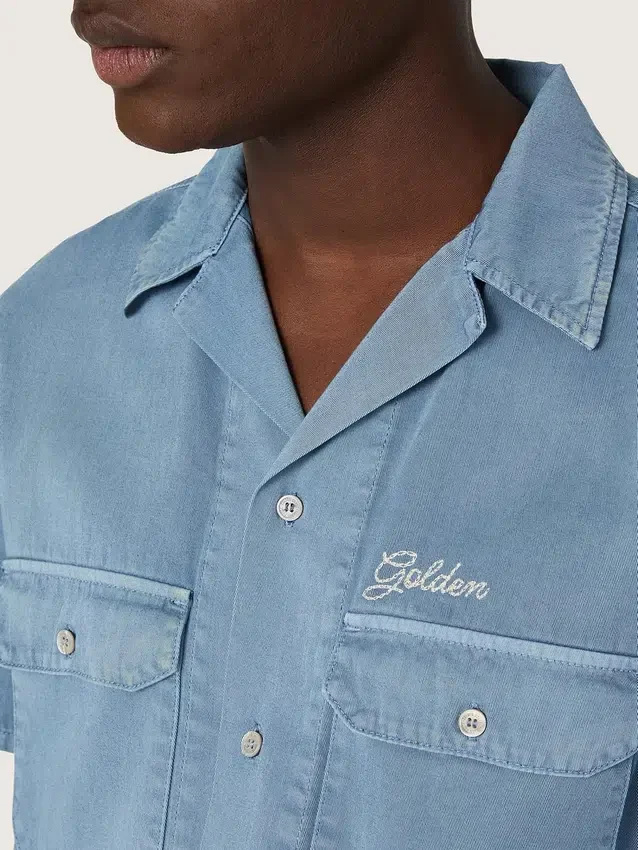 Unisex-Hemd aus hellblauem Denim mit Stickerei auf der Rückseite