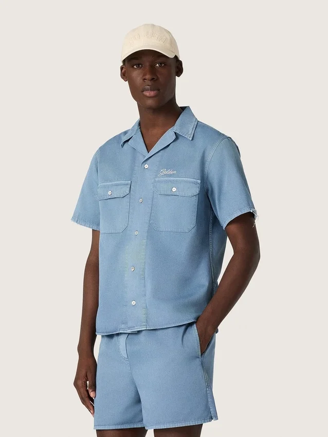 Unisex-Hemd aus hellblauem Denim mit Stickerei auf der Rückseite