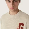 Unisex-Pullover mit Rundhalsausschnitt aus beiger Baumwolle mit Aufnäher auf der Vorderseite und Logo auf der Rückseite