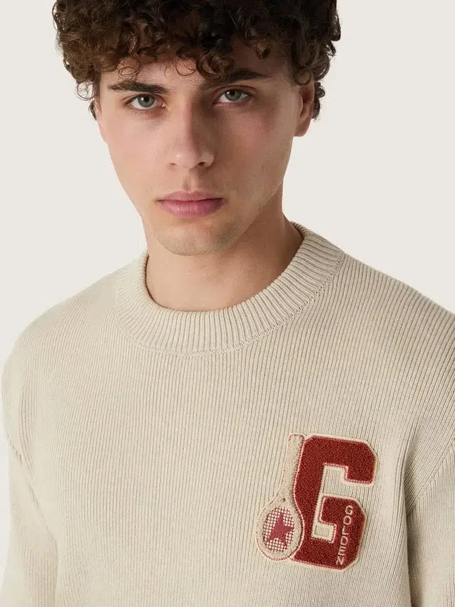 Unisex-Pullover mit Rundhalsausschnitt aus beiger Baumwolle mit Aufnäher auf der Vorderseite und Logo auf der Rückseite