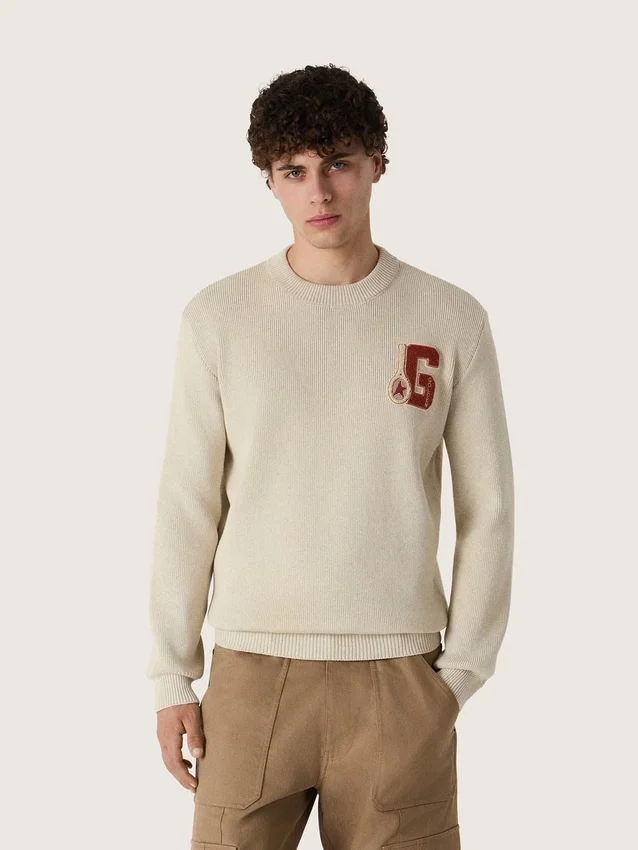 Unisex-Pullover mit Rundhalsausschnitt aus beiger Baumwolle mit Aufnäher auf der Vorderseite und Logo auf der Rückseite