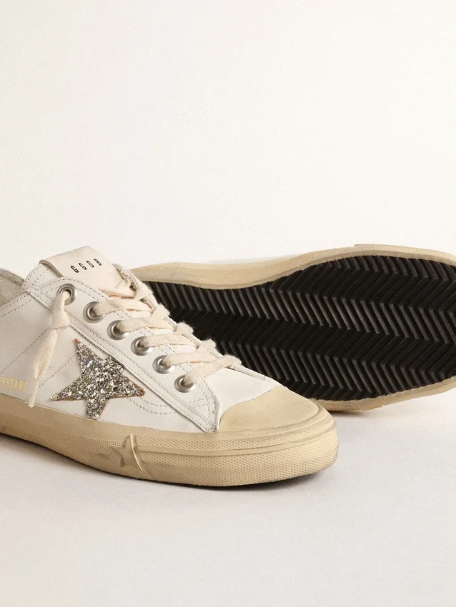 V-Star aus weissem Leder mit einem platinfarbenen Glitzerstern