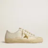 V-Star aus weissem Leder mit goldfarbenem Stern aus Metallic-Leder