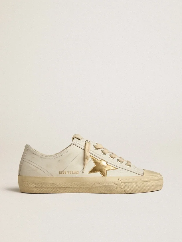 V-Star aus weissem Leder mit goldfarbenem Stern aus Metallic-Leder