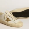 V-Star aus weissem Leder mit goldfarbenem Stern aus Metallic-Leder