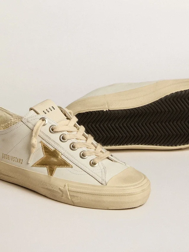 V-Star aus weissem Leder mit goldfarbenem Stern aus Metallic-Leder