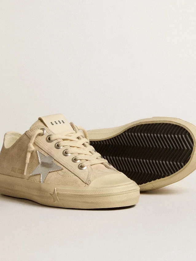 V-Star für Damen aus perlfarbigem Wildleder mit silbermetallischem Lederstern
