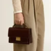 Venezia-Tasche aus dunkelbraunem laminiertem Leder mit goldenen Details