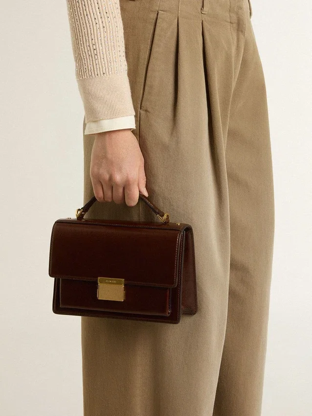 Venezia-Tasche aus dunkelbraunem laminiertem Leder mit goldenen Details