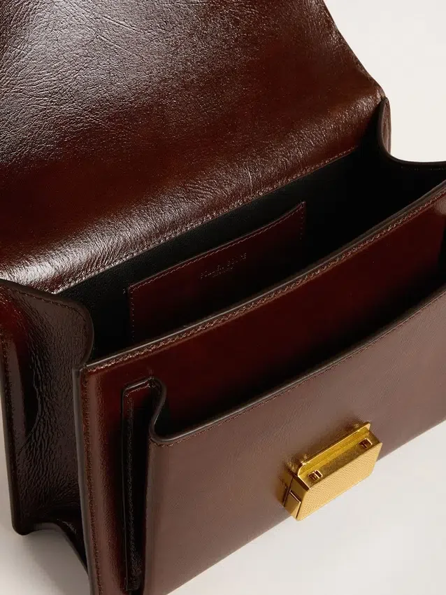 Venezia-Tasche aus dunkelbraunem laminiertem Leder mit goldenen Details