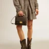 Venezia-Tasche aus schwarzem, auf Alt getrimmtem Leder mit goldenen Details