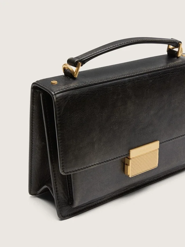 Venezia-Tasche aus schwarzem, auf Alt getrimmtem Leder mit goldenen Details
