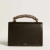 Venezia-Tasche aus schwarzem, genarbtem Leder mit mehrfarbigem Schal