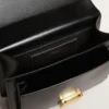 Venezia-Tasche aus schwarzem, genarbtem Leder mit mehrfarbigem Schal