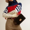 Venezia-Tasche aus schwarzem, geprägtem Leder mit goldenen Details