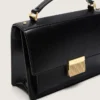 Venezia-Tasche aus schwarzem, geprägtem Leder mit goldenen Details