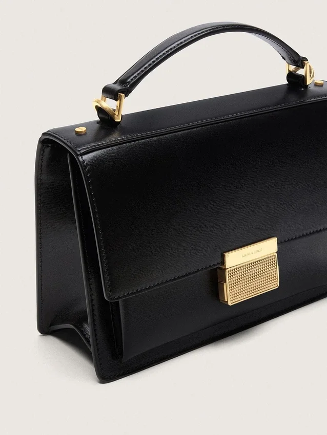 Venezia-Tasche aus schwarzem, geprägtem Leder mit goldenen Details