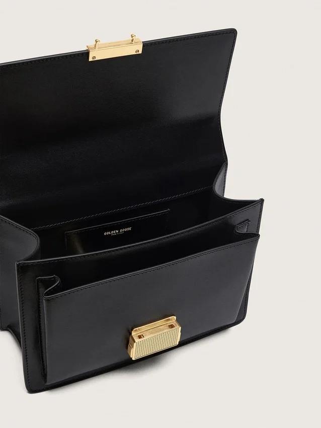 Venezia-Tasche aus schwarzem, geprägtem Leder mit goldenen Details