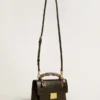 Venezia-Tasche aus schwarzem, geprägtem Leder mit Schal und doppeltem Anhänger