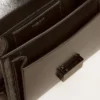 Venezia-Tasche aus schwarzem Metallic-Leder mit schwarzen Details