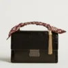 Venezia-Tasche aus schwarzem Metallic-Leder mit schwarzen Details