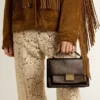 Venezia-Tasche aus vintage-dunkelbraunem, geprägtem Leder mit goldenen Details