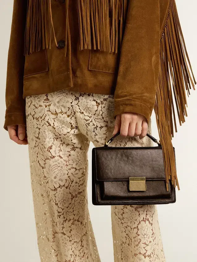 Venezia-Tasche aus vintage-dunkelbraunem, geprägtem Leder mit goldenen Details