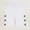 Vintage-weisse Bermuda-Shorts für Herren mit kontrastierenden schwarzen Sternen