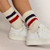 Vintage-weisse Socken mit Used-Look-Details und zweifarbigen Streifen