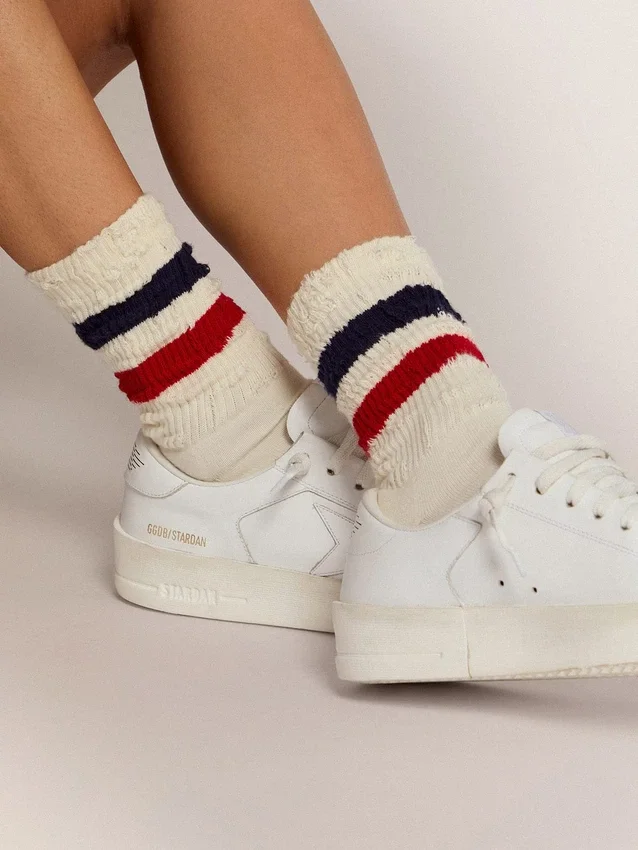 Vintage-weisse Socken mit Used-Look-Details und zweifarbigen Streifen