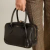 Vita-Tasche aus glattem schwarzem Leder mit goldenen Details