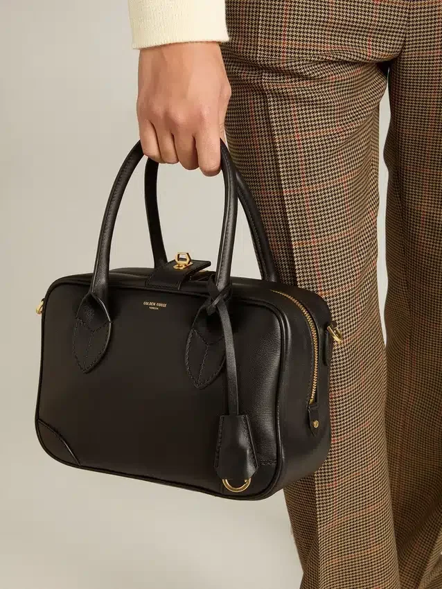 Vita-Tasche aus glattem schwarzem Leder mit goldenen Details