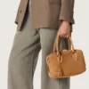 Vita-Tasche aus kamelfarbenem Wildleder mit goldenen Details