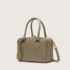 Vita-Tasche aus salbeigrünem Leder mit goldenen Details