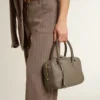 Vita-Tasche aus salbeigrünem Leder mit goldenen Details