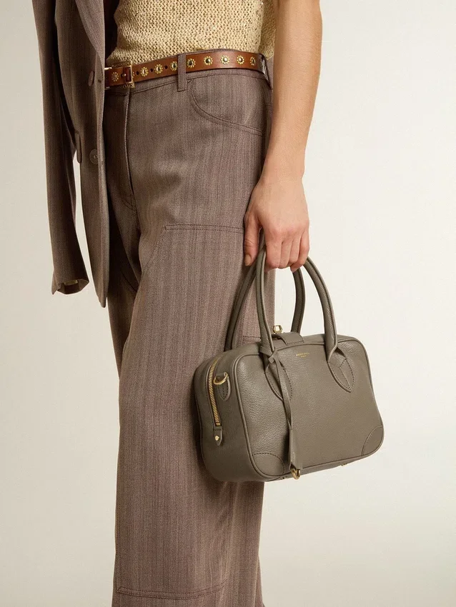Vita-Tasche aus salbeigrünem Leder mit goldenen Details