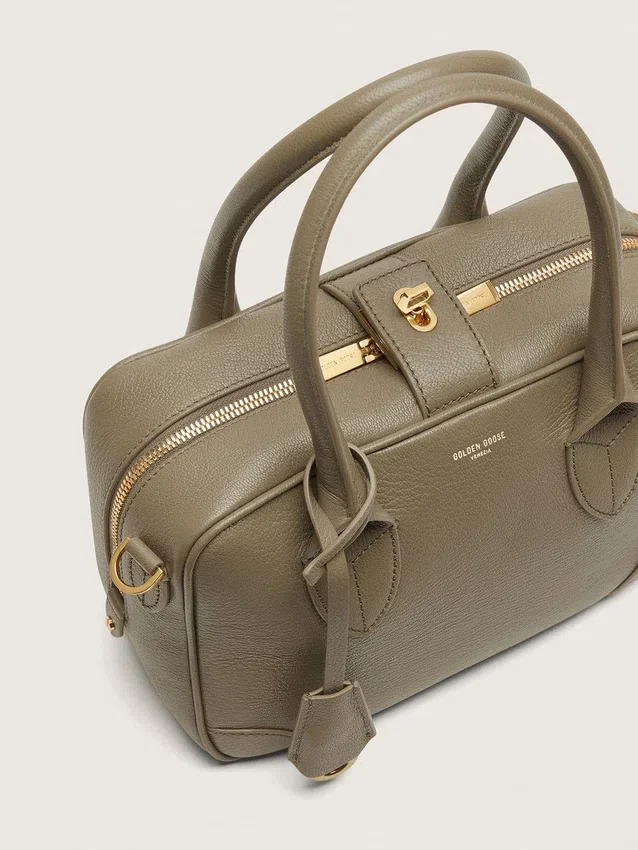 Vita-Tasche aus salbeigrünem Leder mit goldenen Details