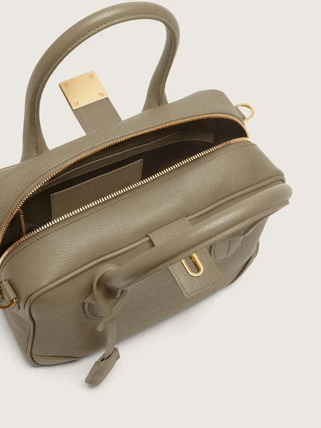 Vita-Tasche aus salbeigrünem Leder mit goldenen Details