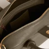 Vita-Tasche aus salbeigrünem Leder mit goldenen Details