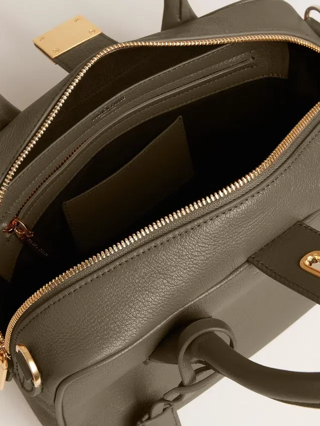 Vita-Tasche aus salbeigrünem Leder mit goldenen Details