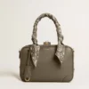 Vita-Tasche aus salbeigrünem Leder mit goldenen Details