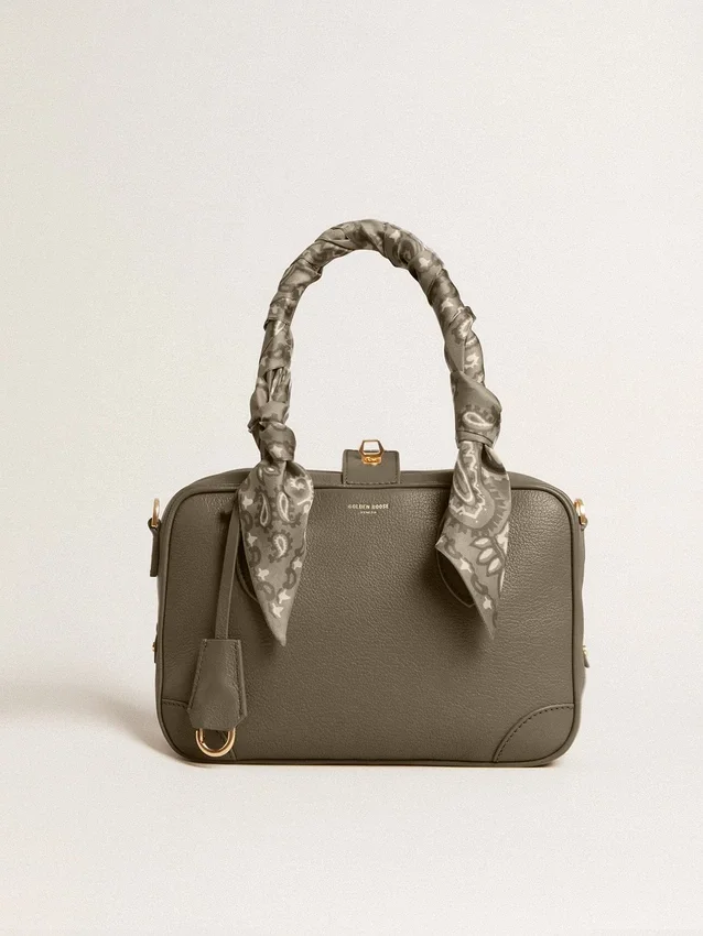 Vita-Tasche aus salbeigrünem Leder mit goldenen Details