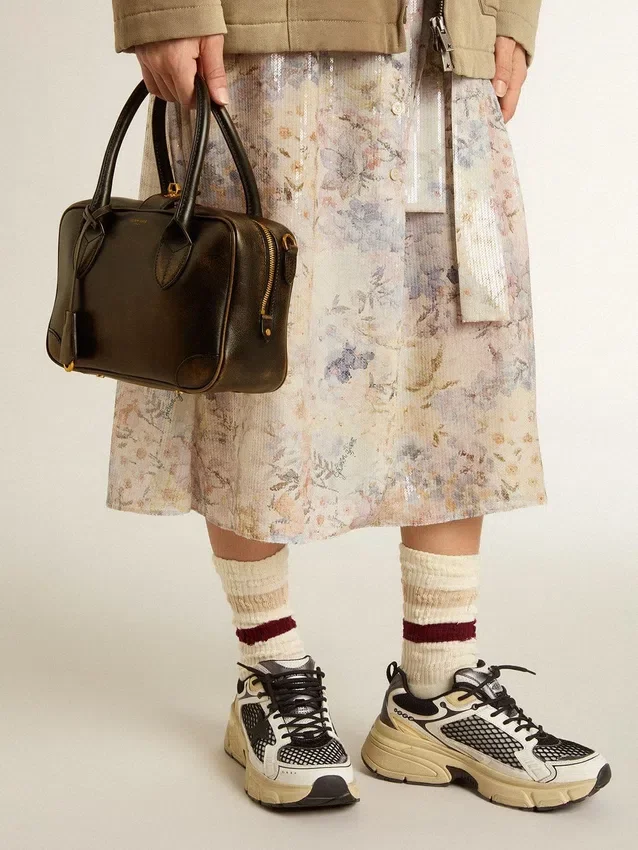 Vita-Tasche aus schwarzem Leder im Distressed-Look mit goldenen Details