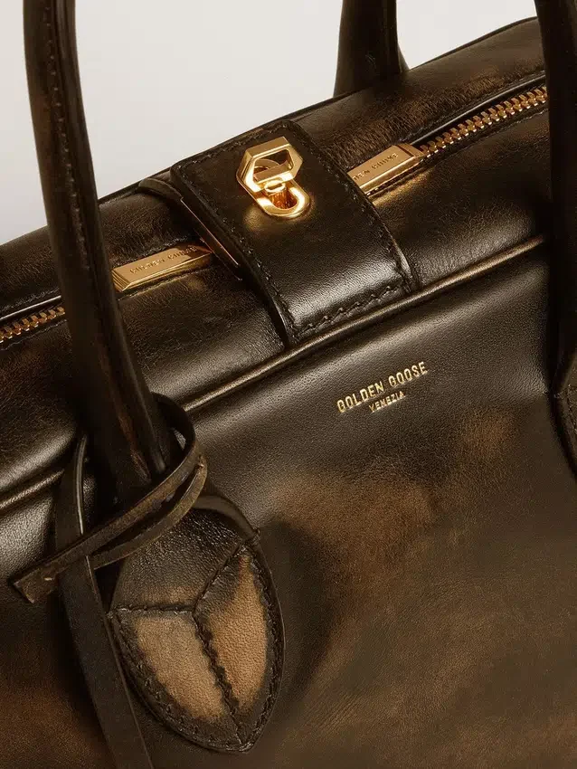 Vita-Tasche aus schwarzem Leder im Distressed-Look mit goldenen Details