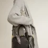Vita-Tasche aus schwarzem Schafsleder mit goldenen Details