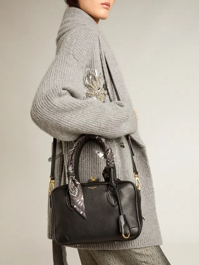 Vita-Tasche aus schwarzem Schafsleder mit goldenen Details