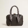 Vita-Tasche aus schwarzem Schafsleder mit goldenen Details